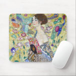Mousepad Senhora com ventilador, Gustav Klimt<br><div class="desc">Gustav Klimt (14 de julho de 1862 - 6 de fevereiro de 1918) foi um pintor simbólico austríaco e um dos membros mais proeminentes do movimento Secessão de Viena. Klimt é notado por suas pinturas, murais, esboços, e outros objetos de arte. Além de suas obras figurativas, que incluem alegorias e...</div>