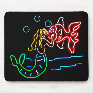 Mousepad Sereia que beija peixes no néon