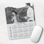 Mousepad Seu Calendário de Nomes de Fotografias Personaliza<br><div class="desc">Mantenha a pessoa que você ama por perto com um mouse pad personalizado 2025. Substitua o exemplo de foto e os nomes por você na barra lateral. O texto personalizado está em uma fonte elegante de script preto. Abaixo, é fácil ler o calendário preto 2025 em um fundo de cinza...</div>