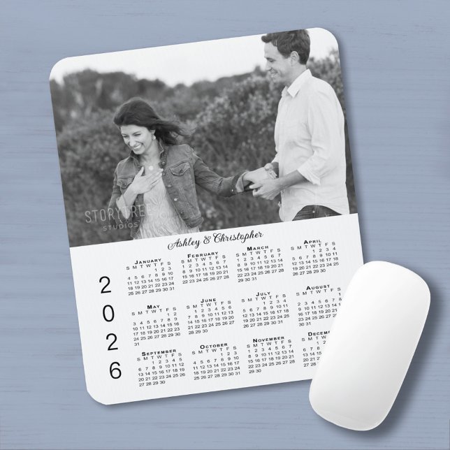 Mousepad Seu Calendário Personalizado de 2026 com Nomes e F (Your Photo Names Personalized 2026 Calendar Mouse Pad, in situ)