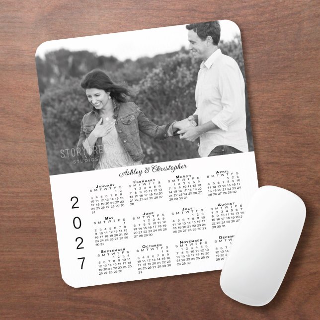 Mousepad Seu Calendário Personalizado de 2027 com Nomes e F (Your Photo Names Personalized 2027 Calendar Mouse Pad in situ)