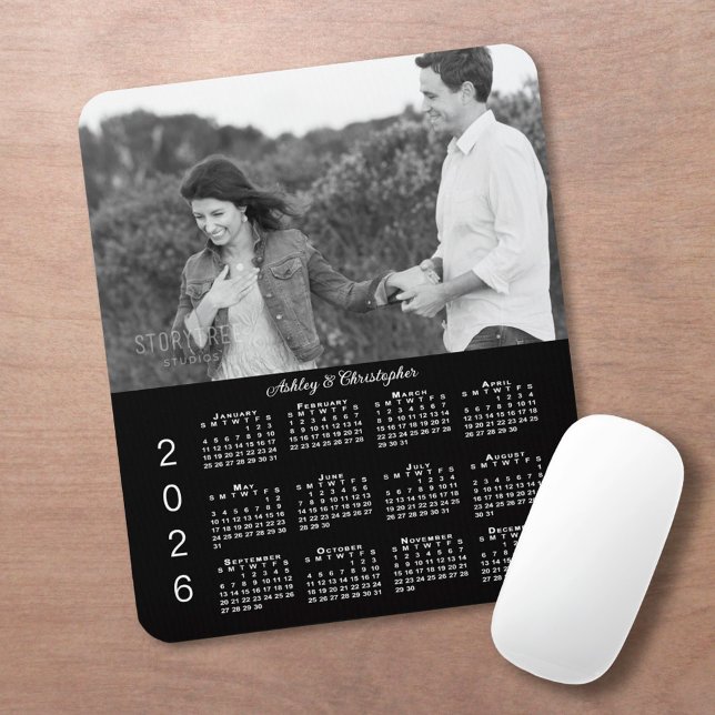 Mousepad Seu Calendário Personalizado Preto com Nomes de Fo (Your Photo Names Personalized Black 2026 Calendar Mouse Pad, in situ)