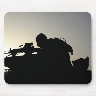 Mousepad Silhueta de um artilheiro da arma automática do