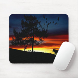 Mousepad Silhueta Preta de Lobo, Aves e Árvore ao Sol