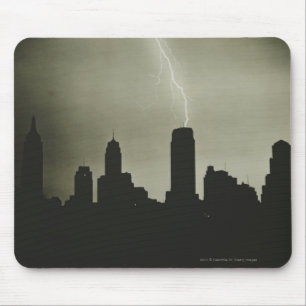 Mousepad Silhuetas dos arranha-céus e do relâmpago no cé