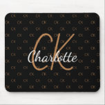 Mousepad Sinais de monograma de ouro preto<br><div class="desc">Personalize e adicione suas letras, iniciais e nome do monograma. As iniciais do monograma como um padrão no fundo. Uma cor clássica de fundo preto em chic. Letras brancas e ouros coloridas.</div>