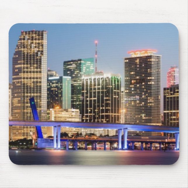Mousepad Skyline iluminada de Miami do centro no crepúsculo (Frente)
