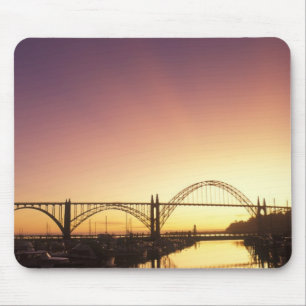 Mousepad Sol se pondo atrás da ponte de Newport, Oregon