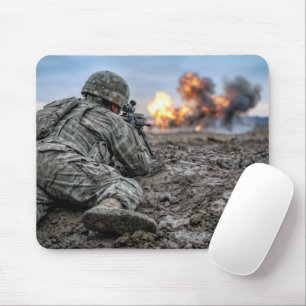 Mousepad Soldado Americano Mirando uma Espingarda
