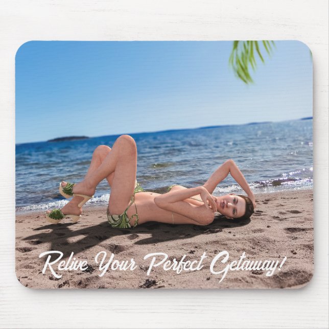 Mousepad Spring Break Girl deitada em Sandy Beach (Frente)
