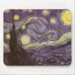 Mousepad Starry Night por Vincent van Gogh, Vintage Fine Ar<br><div class="desc">Starry Night (1889), por Vincent van Gogh, é um apos impressionismo de pintura paisagística de arte. Uma vista de uma cidade num vale à noite com as nuvens a girar, as estrelas a brilhar e uma bela lua ouro amarela. Foi pintado durante o dia pela memória e é o quadro...</div>