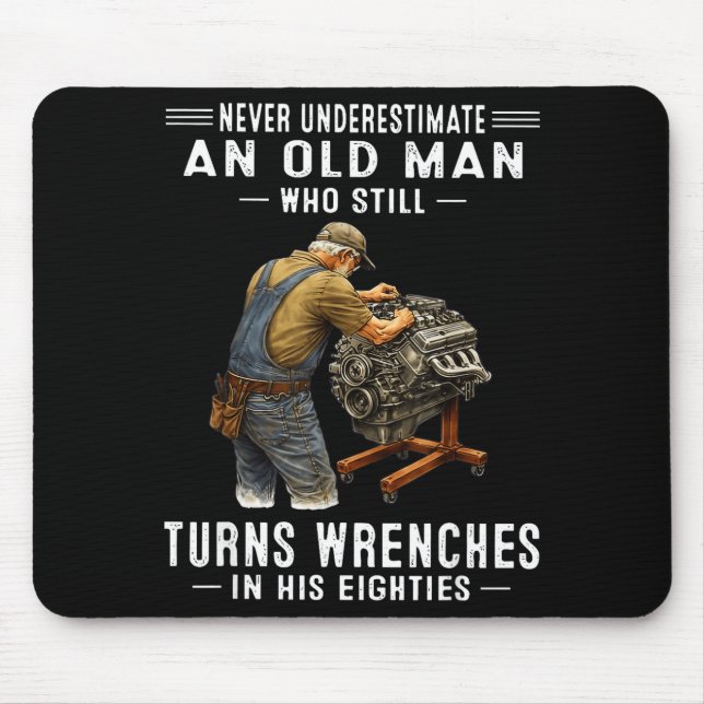 Mousepad Subestimar um homem velho que conserta coisas  (Frente)