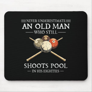 Mousepad Subestimar um velho que joga sinuca Subestimar