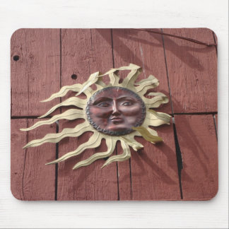 Mousepad Sun enfrenta no celeiro vermelho
