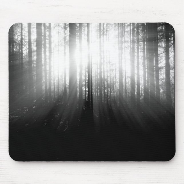Mousepad Sun que brilha através das árvores na floresta (Frente)