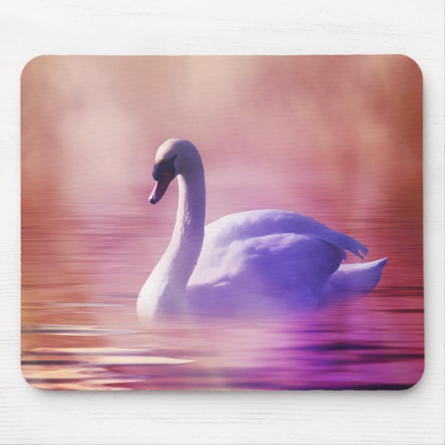 Mousepad Swan Branco flutuando num lago névoo (Frente)
