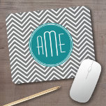 Mousepad Teal Charmala Chevrons Monograma Personalizado<br><div class="desc">Azul e Cinzas - Um padrão ousado de arte em cores frescas e alegres. Se precisar ajustar os monogramas,  clique no botão personalizar e faça alterações.</div>