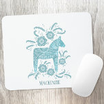 Mousepad Teal de Nome Personalizado Dala Horse Sueco<br><div class="desc">Um tradicional Cavalo Dala,  de Suecia em verde-lacrimogêneo. Remova ou altere o nome para personalizar.</div>