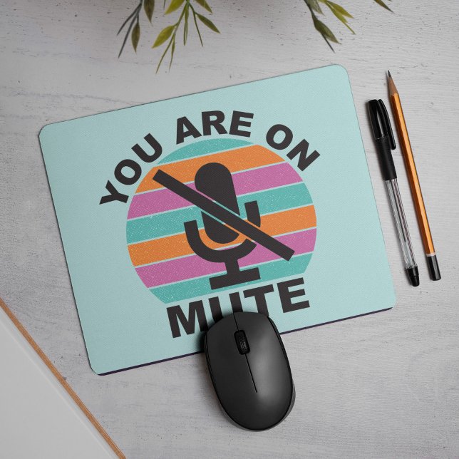 Mousepad Teleconferência Especial Que Você Está Com Mudo (These days, we've all seen hilarious examples of our work colleagues responding, while still on mute)