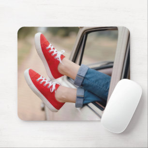 Mousepad Tênis Vermelhos Pendurados na Janela de um Caminhã