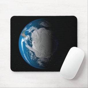 Mousepad Terra Inteira Mostrando Nuvens Simuladas Sobre A A