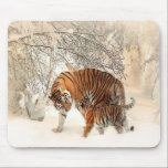 Mousepad tigres na neve<br><div class="desc">Mãe Tiger e criança andando na fotografia da paisagem da neve.</div>