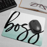 Mousepad Tipografia Moderna do Chefe<br><div class="desc">Mostre a todos quem manda — ou lembre-se! — com nossa pinta de mouse fofa e moderna. Na moda design apresenta um fundo puro de lavagem com aquarela em verde-mar pálido com "patrão" em letra de marcador de estilo preto tendencioso e manuscrito. Faz um presente divertido para promoções, novos empregos...</div>