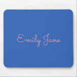 Mousepad Tipografia Simples em Rosa e Azul Personalizada<br><div class="desc">Um design simples e bonito de seu nome em um estilo divertido de tipografia em rosa milenar sobre um fundo azul cobalto.</div>