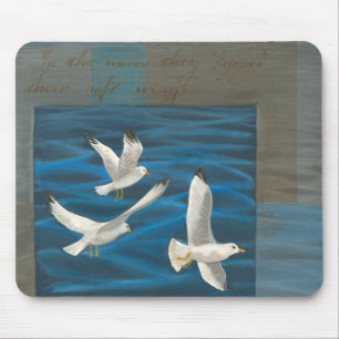 Mousepad Três gaivotas brancas voando sobre a água