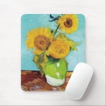 Mousepad Três girassóis | Vincent Van Gogh<br><div class="desc">Três girassóis (1888) pelo artista holandês Vincent Van Gogh. A pintura de arte original é um óleo na canvas que representa uma vida estática de girassóis amarelos brilhantes contra um fundo de turquesa. 

Use as ferramentas de design para adicionar texto personalizado ou personalizar a imagem.</div>