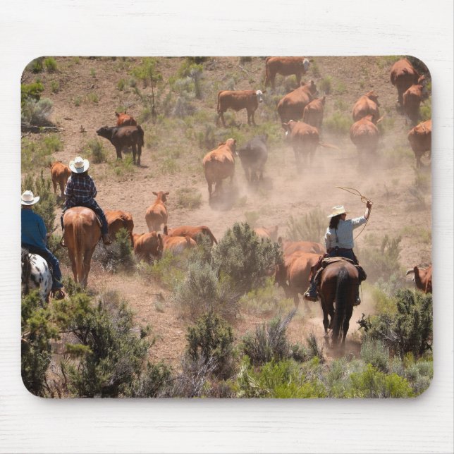 Mousepad Três vaqueiros e vaqueiras conduzindo gado (Frente)