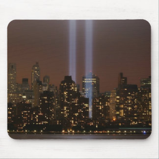 Mousepad Tributo do World Trade Center na luz em New York.