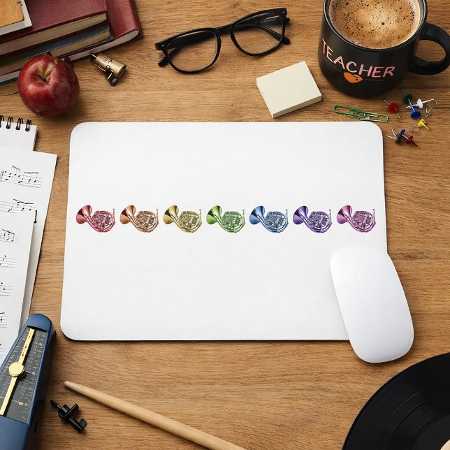 Mousepad Trompa Francesa Arco-íris Instrumento de Metal Cor (A mouse pad with a rainbow lineup of french horns.)
