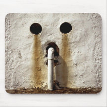 Tubo de Água Exposto Grunge Urbano