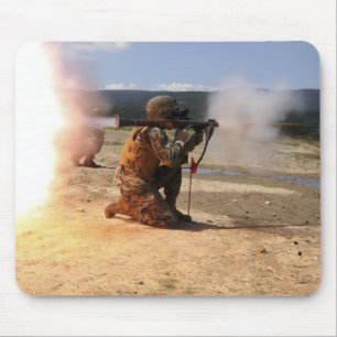 Mousepad Um assaultman ateia fogo a uma granada propelida