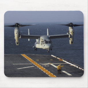 Mousepad Um avião do Osprey V-22 prepara-se para aterrar