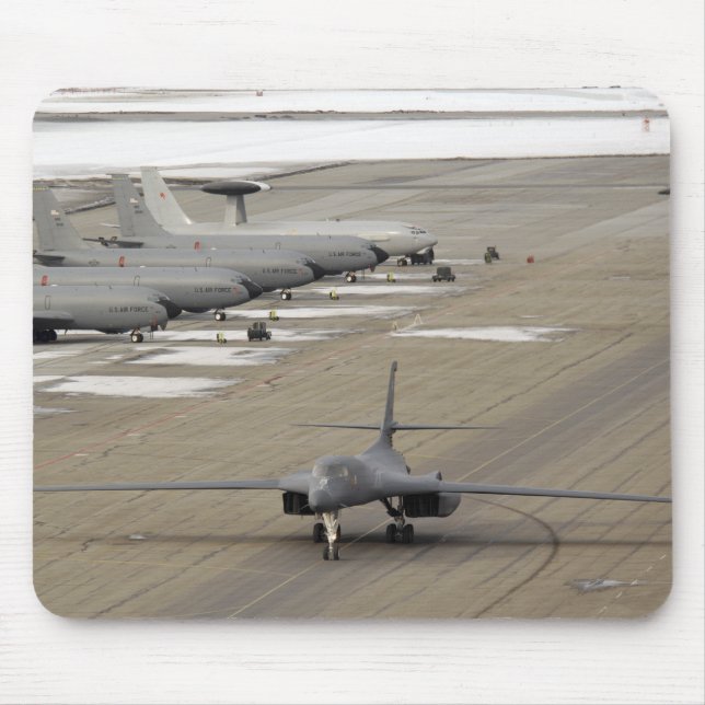 Mousepad Um B-1B Lancer chega na base da Força Aérea de Eie (Frente)