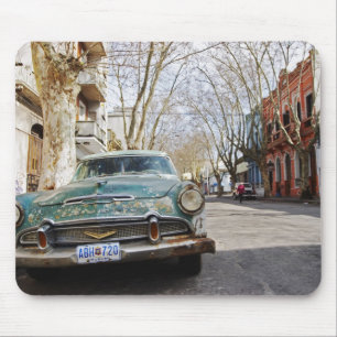 Mousepad Um carro antigo enferrujado e de cor escamosa esta