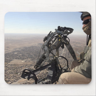 Mousepad Um chefe de tripulação procura atividade suspeita