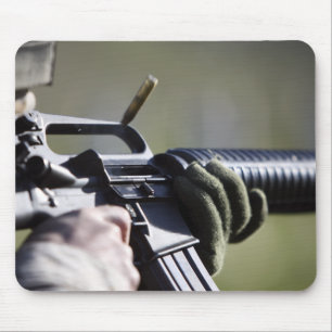 Mousepad Um círculo voa da câmara de um M-16A2