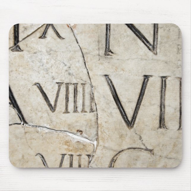 Mousepad Um close das antigas letras romanas no mármore. (Frente)