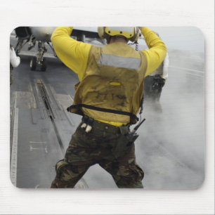 Mousepad Um diretor de aeronave sinaliza um F/A-18C Hornet