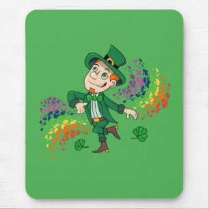 Mousepad Um duende dançante bonito e feliz, um arco-íris