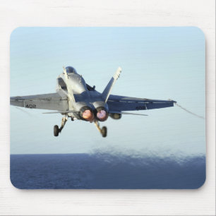 Mousepad Um F/A-18C Hornet é lançado da cabina de pilotagem