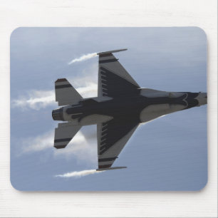 Mousepad Um Falcão de Combate F-16 puxa o G