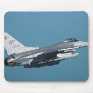 Mousepad Um falcão F-16 de combate em vôo