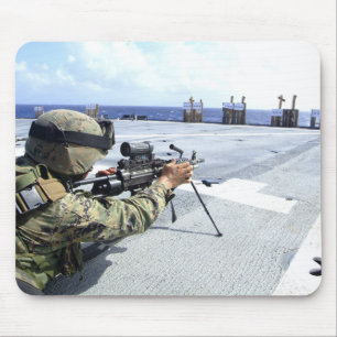 Mousepad Um fuzileiro americano ajustando sua arma