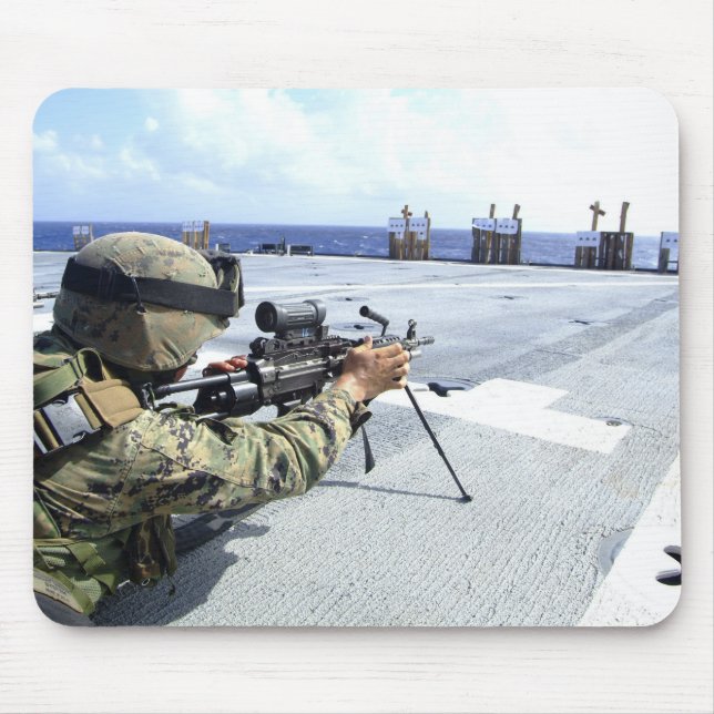 Mousepad Um fuzileiro americano ajustando sua arma (Frente)