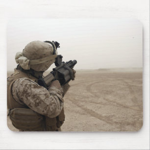 Mousepad Um fuzileiro naval ateia fogo ao M-32