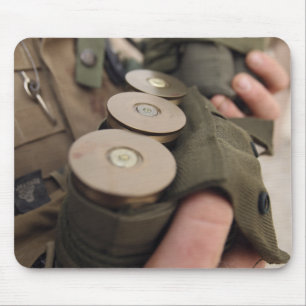 Mousepad Um fuzileiro naval embala punhados de granadas de